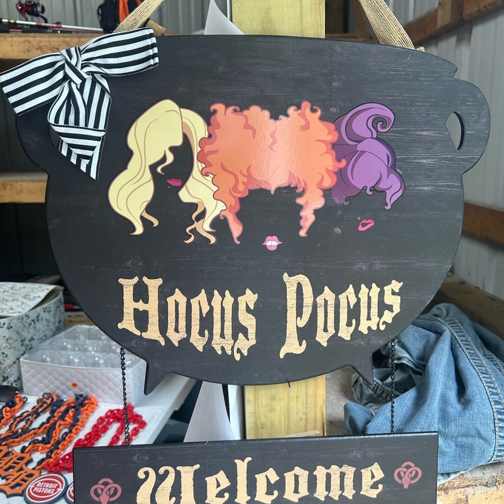 Hocus Pocus Cauldron Sign with Bow